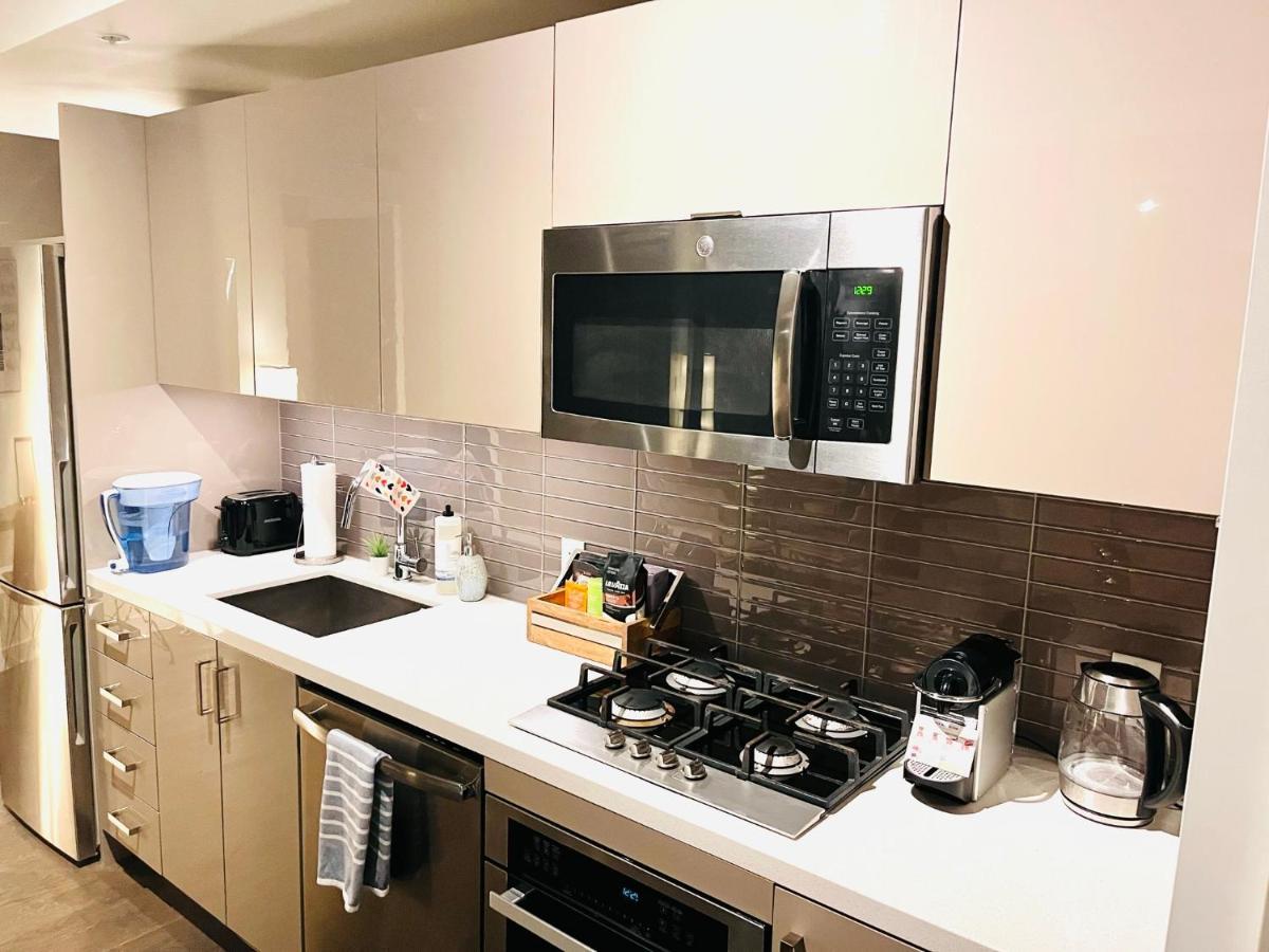 Luxury Dt, 2 Bedroom Deal, Private Balcony, Full Kitchen, Gym - Free Parking YYC Exterior foto