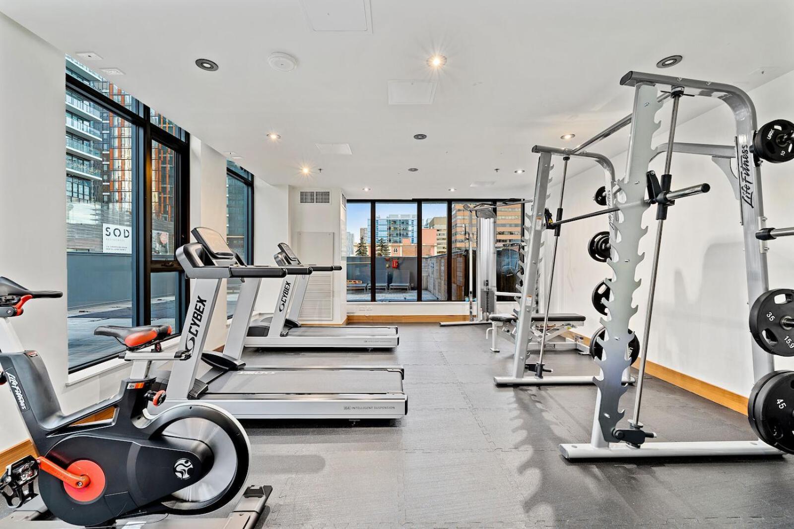 Luxury Dt, 2 Bedroom Deal, Private Balcony, Full Kitchen, Gym - Free Parking YYC Exterior foto